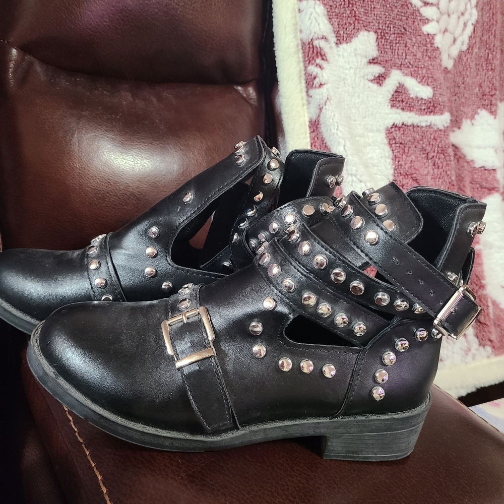 Fashion Boots With Silver Buckles - Picture 3 of 5
